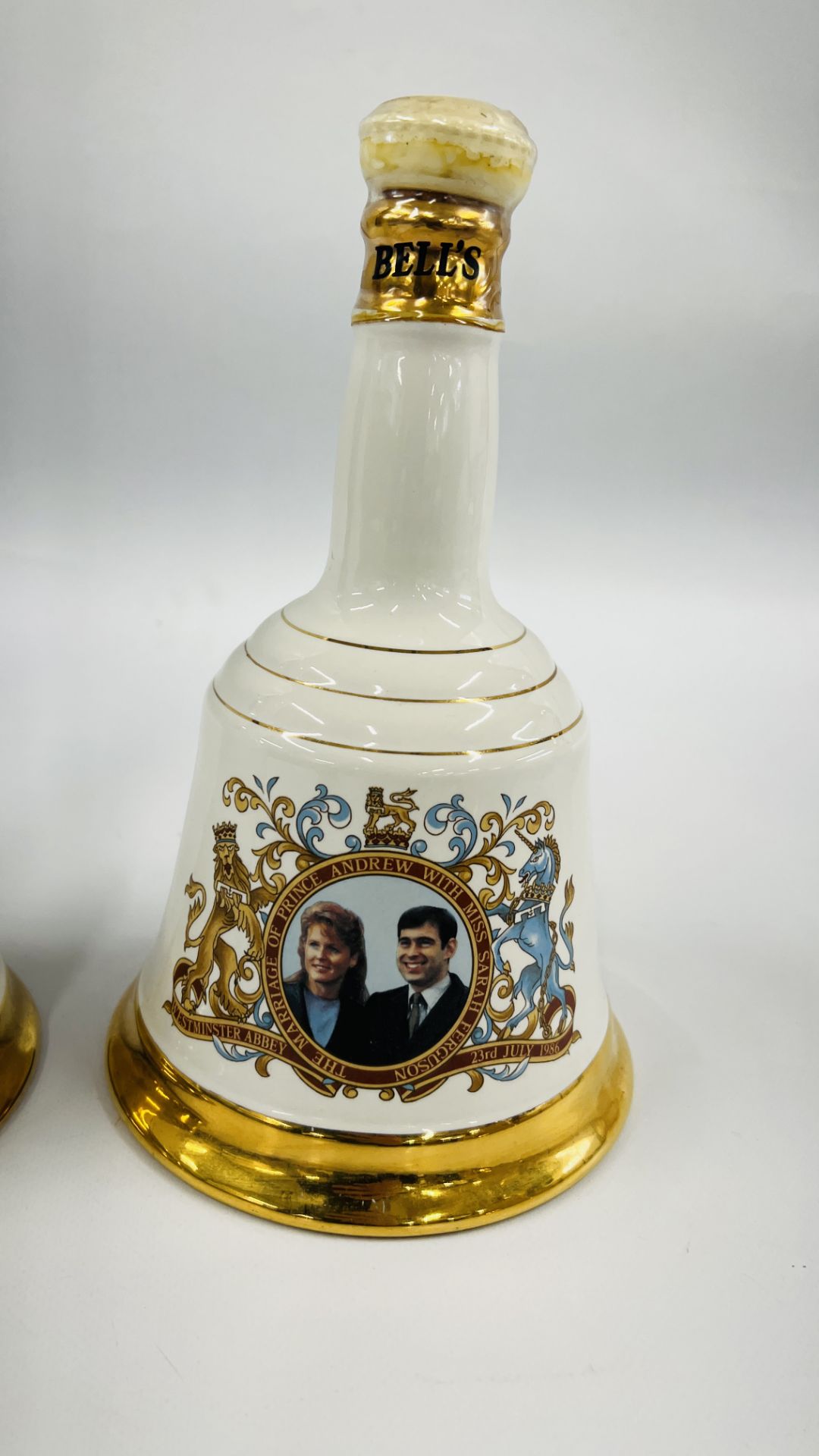 A GROUP OF 4 COMMEMORATIVE WADE WHISKY BELLS TO INCLUDE PRINCE HENRY OF WALES 15TH SEPTEMBER 1984, - Bild 5 aus 5