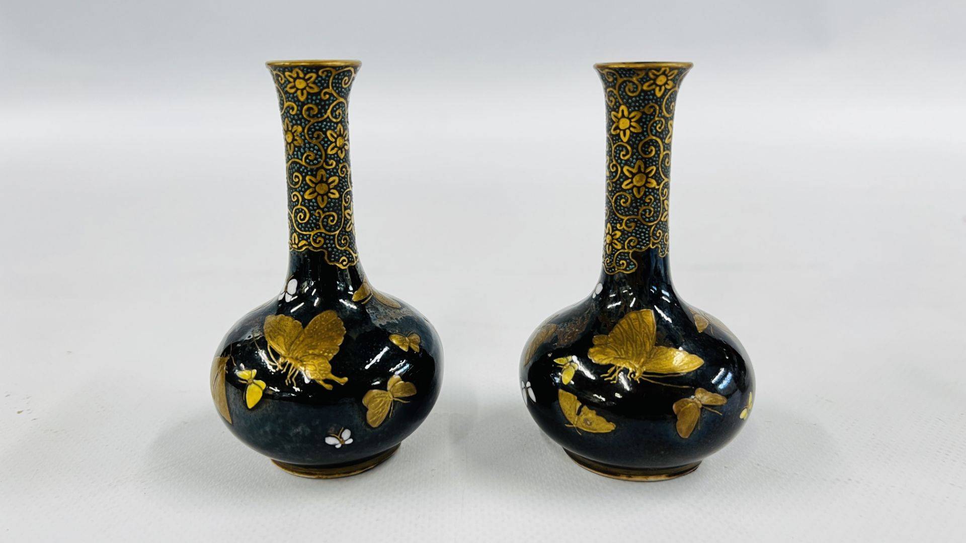 A PAIR OF MINIATURE ONION VASES GILT DECORATED WITH BUTTERFLIES HEIGHT 9CM ALONG WITH A MINIATURE - Image 2 of 24