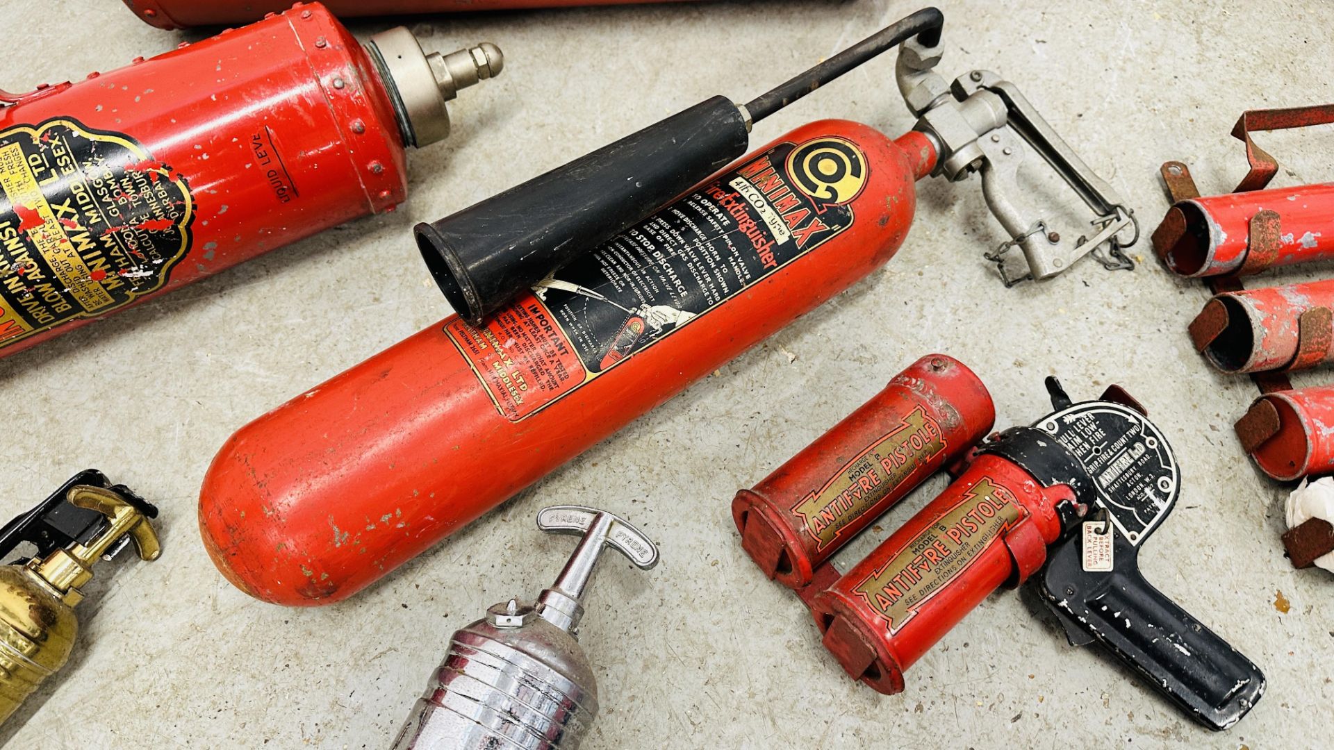 COLLECTION OF ASSORTED VINTAGE FIRE EXTINGUISHERS TO INCLUDE GOVERNMENT ISSUED ALONG WITH A VINTAGE - Image 13 of 16