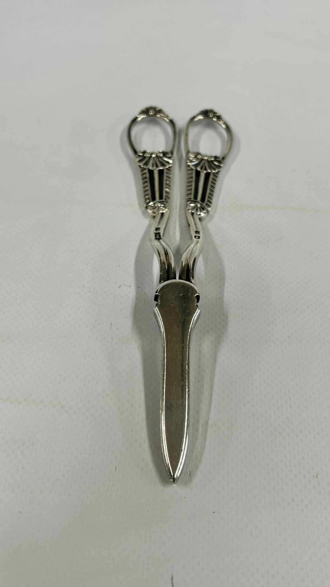 A PAIR OF ORNATE SILVER GRAPE SCISSORS SHEFFIELD ASSAY MAKER G.H. - Image 6 of 9