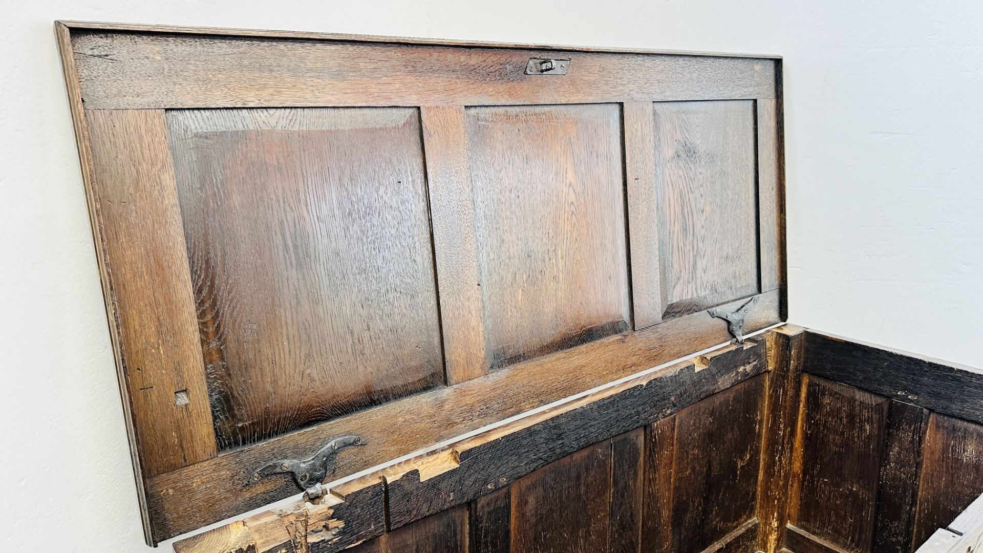 A C17th OAK COFFER, DATED 1686, WITH ALTERATIONS INCLUDING A NEW TOP, 134CM WIDE. - Bild 12 aus 17