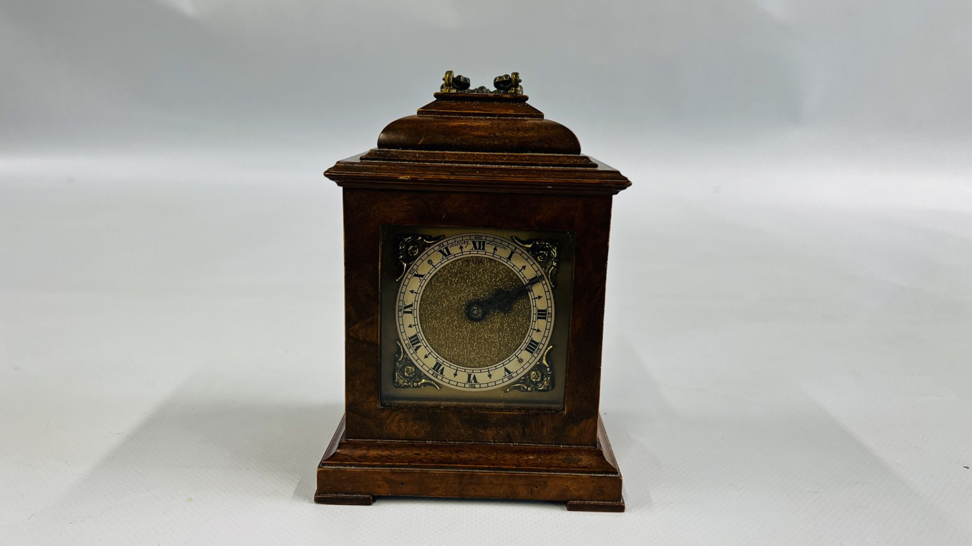 A WALNUT FINISH BELL TOP MANTEL CLOCK MARKED ASPREY LONDON - H 13CM X D 8CM X W 10CM.