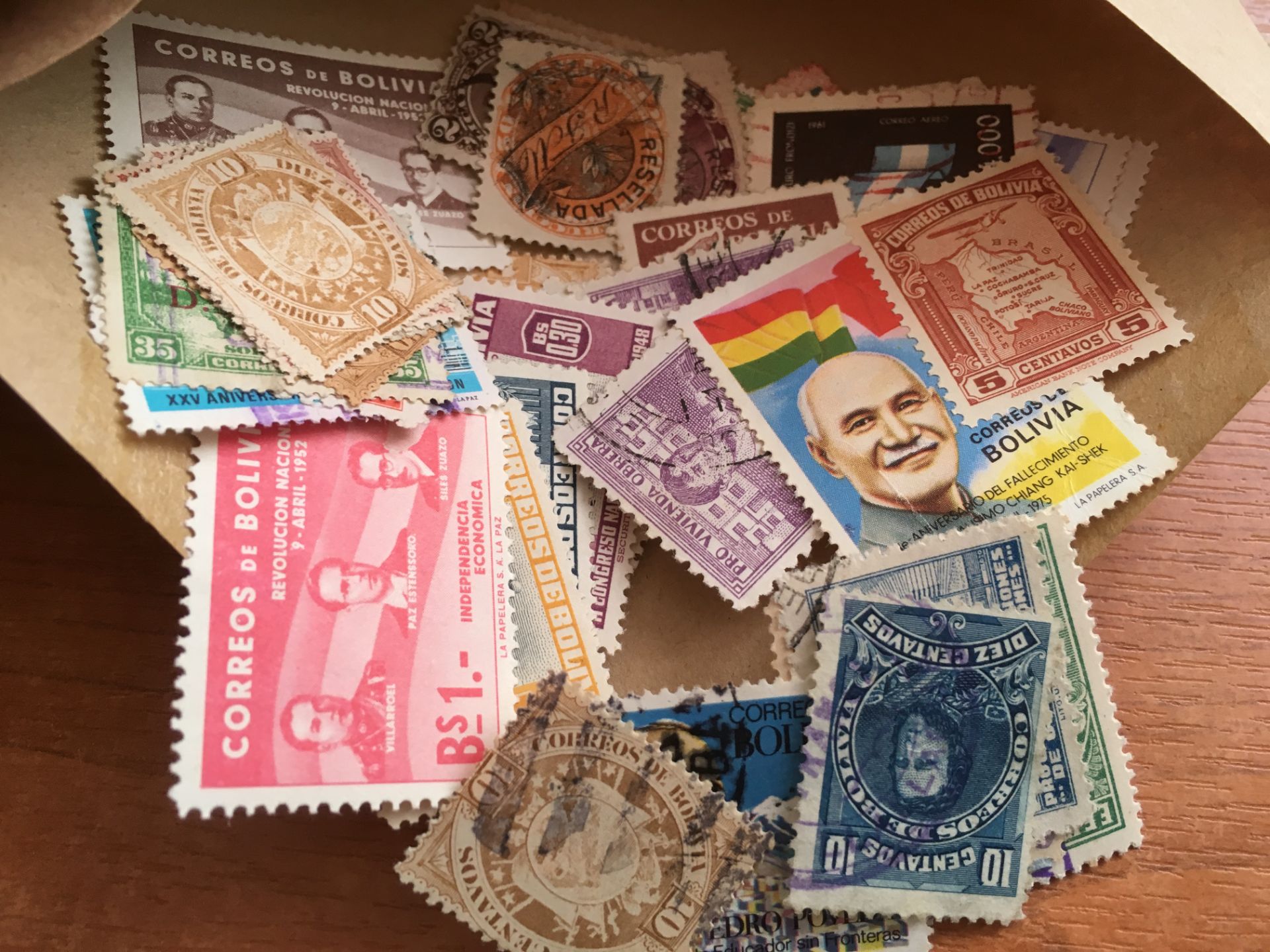STAMPS: METAL FILING DRAWER WITH FOREIGN SORTED INTO ENVELOPES BY COUNTRIES. - Image 8 of 8