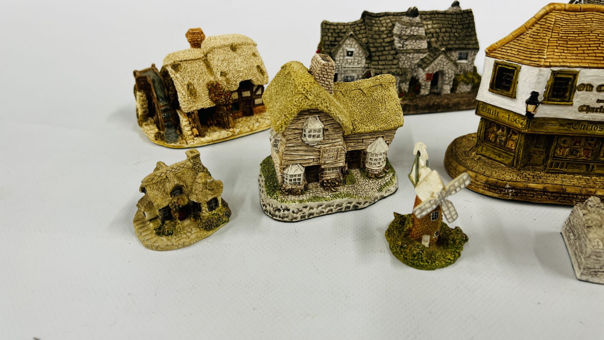 A COLLECTION OF 13 LILLIPUT LANE COTTAGES, SOME HAVING DEEDS ALONG WITH LILLLIPUT LANE BOOKLETS. - Image 12 of 13