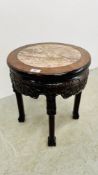 AN ORIENTAL HARDWOOD CIRCULAR COFFEE TABLE WITH INSET MARBLE TOP.