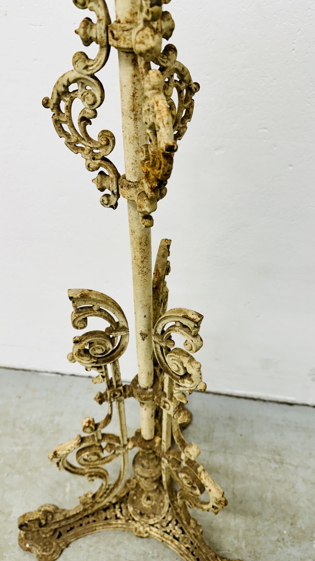 HIGHLY DECORATIVE CAST IRON LAMP STANDARD FOR RESTORATION. - Image 4 of 7