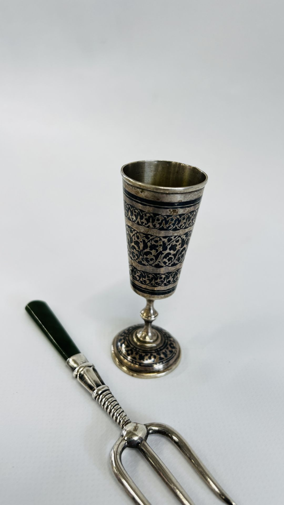 A RUSSIAN SILVER NIELLO LIQUEUR OR CUP WITH A JADE AND STERLING SILVER SERVING FORK. - Image 2 of 9