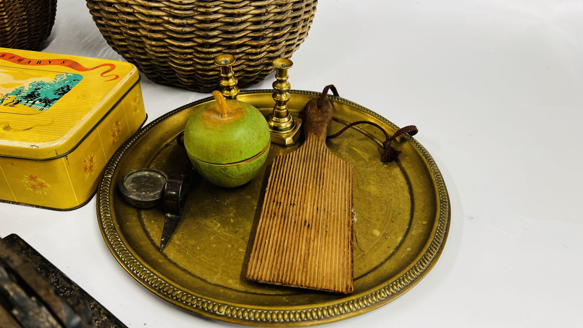 A LARGE GROUP OF VINTAGE KITCHENALIA TO INCLUDE BASKETS, TREEN, KNIVES, - Bild 11 aus 18