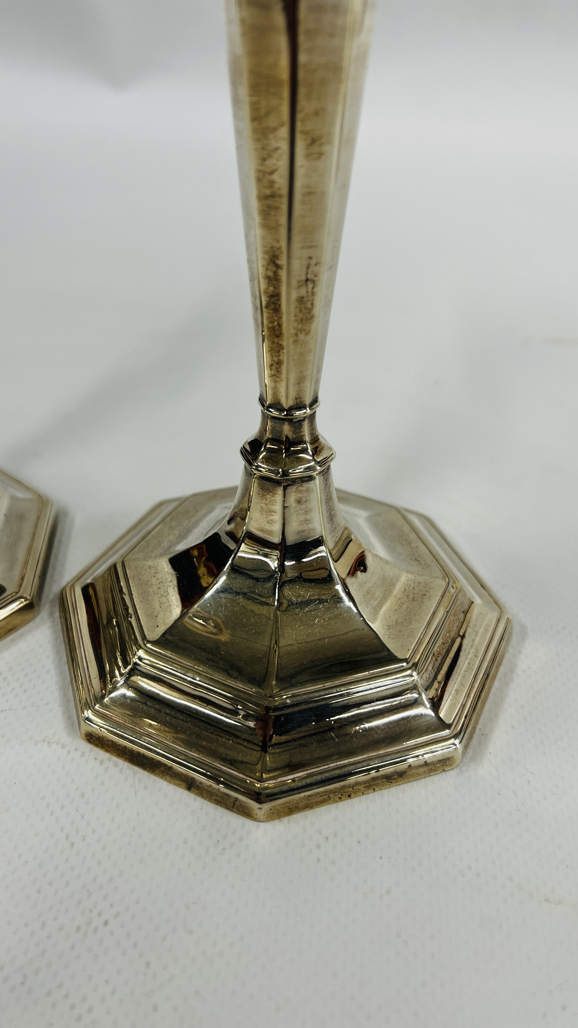 A PAIR OF ANTIQUE SILVER CANDLESTICKS SHEFFIELD ASSAY 1925 HE H 19.5CM. - Image 7 of 8