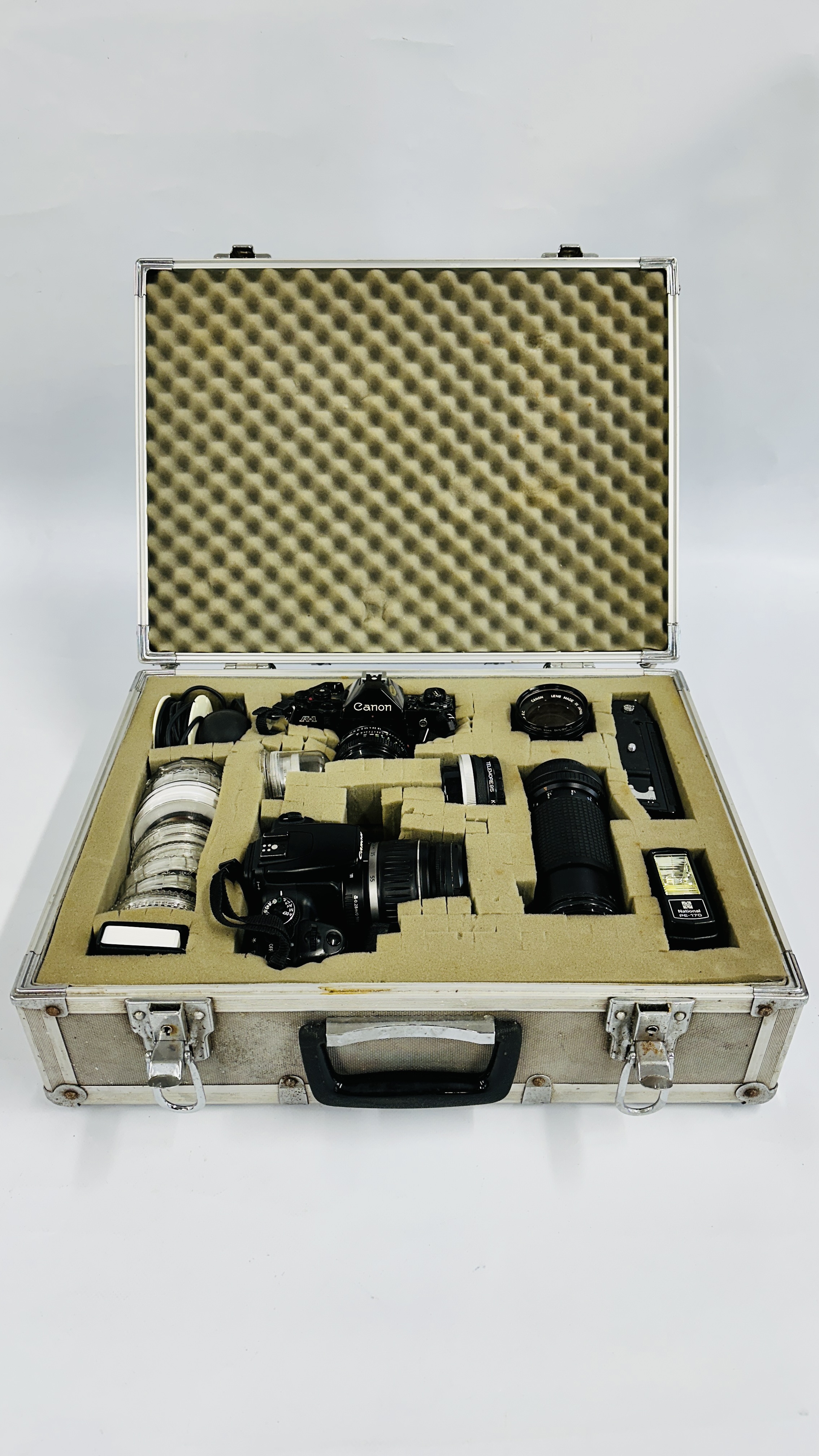 A FLIGHT CASE CONTAINING CAMERA'S TO INCLUDE CANON EOS, CANON A-1, 80-200 H07A LENS, CANON 135MM 1.