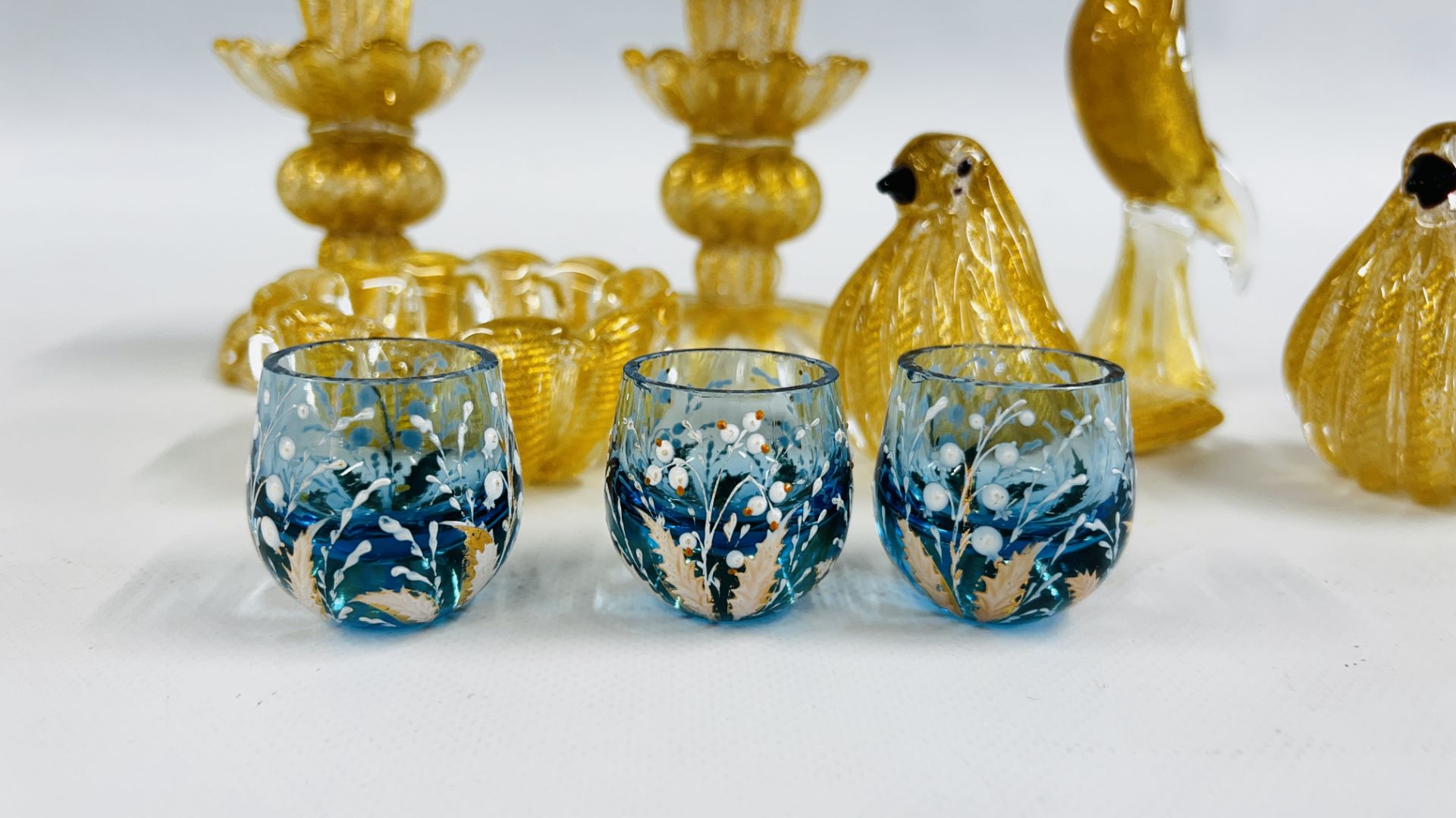 A GROUP OF MURANO STYLE ART GLASS COMPRISING A PAIR OF CANDLESTICKS, PAIR OF BIRDS, - Image 2 of 6
