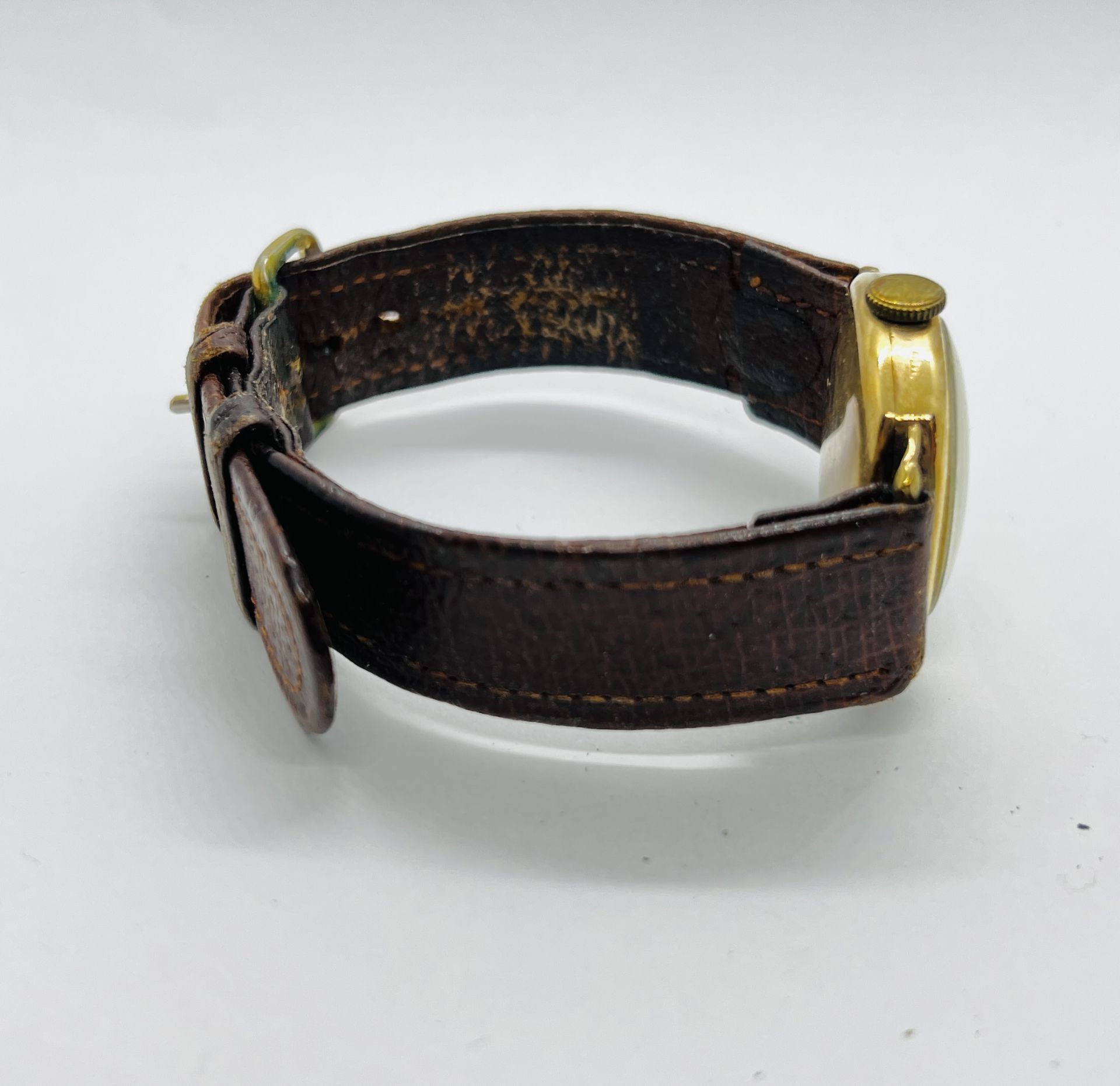 A VINTAGE 9CT GOLD CASED WRIST WATCH MARKED HERBERT ....... LTD MAGNO LUX ON A BROWN LEATHER STRAP. - Image 6 of 7