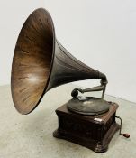 EARLY HMV GRAMOPHONE COMPANY OAK CASED "THE GRAMOPHONE Co" GRAMOPHONE WITH HORN.