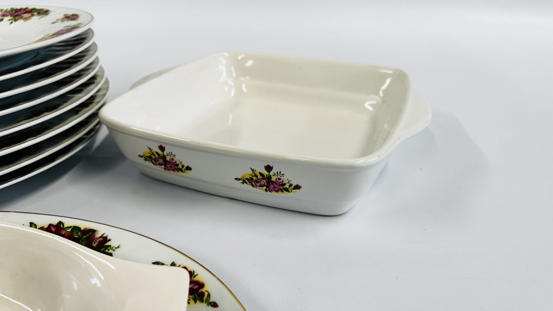 APPROXIMATELY 23 PIECES OF ROYAL NORFOLK COUNTRY ROSES DINNER + TEA WARE. - Image 3 of 9