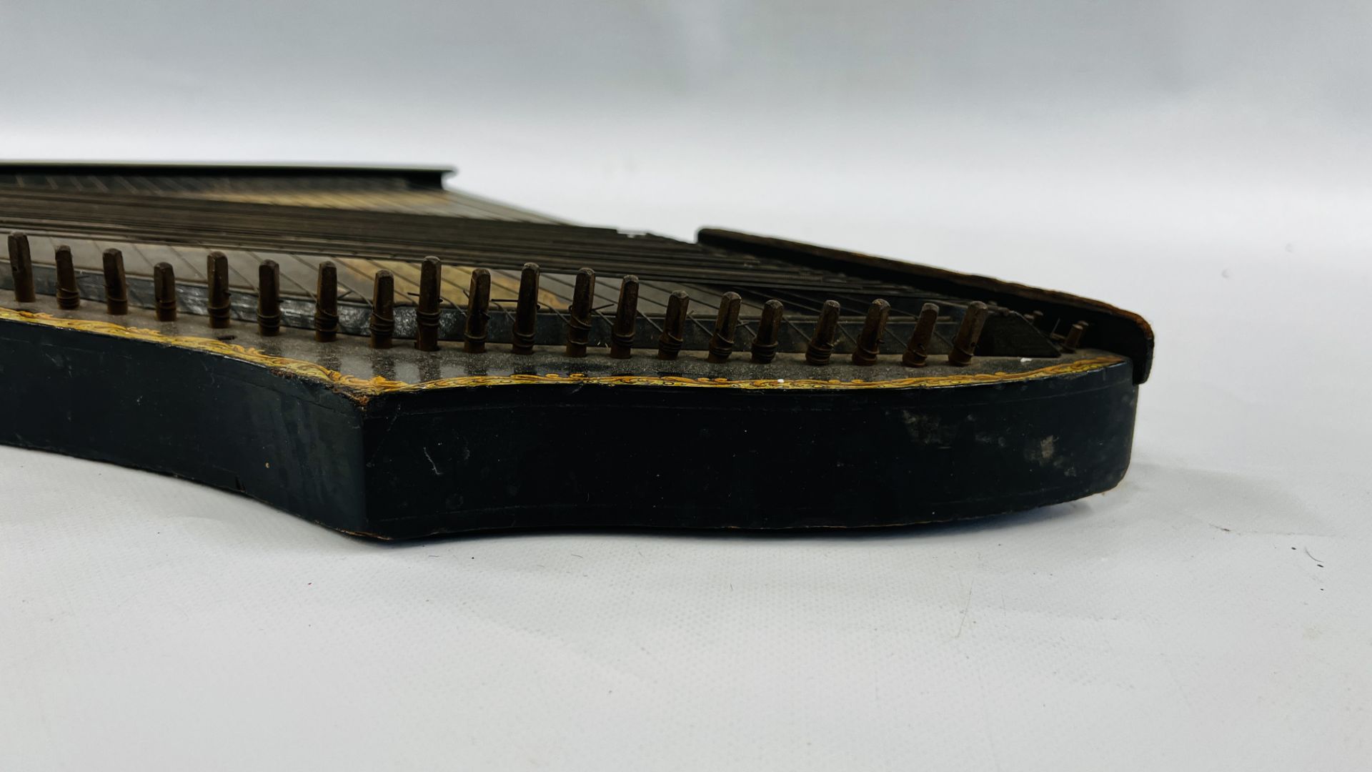 A VINTAGE "THE ANGLO AMERICAN LION ZITHER" MANUFACTURED BY THE ANGLO AMERICAN ZITHER Co NEW YORK - Image 10 of 13