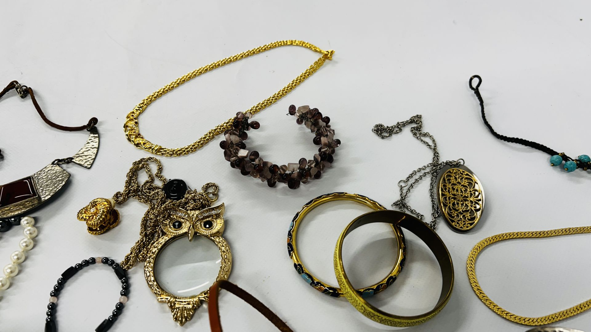 A TRAY OF RETRO AND VINTAGE JEWELLERY TO INCLUDE NECKLACES, BRACELETS ETC. - Image 13 of 14