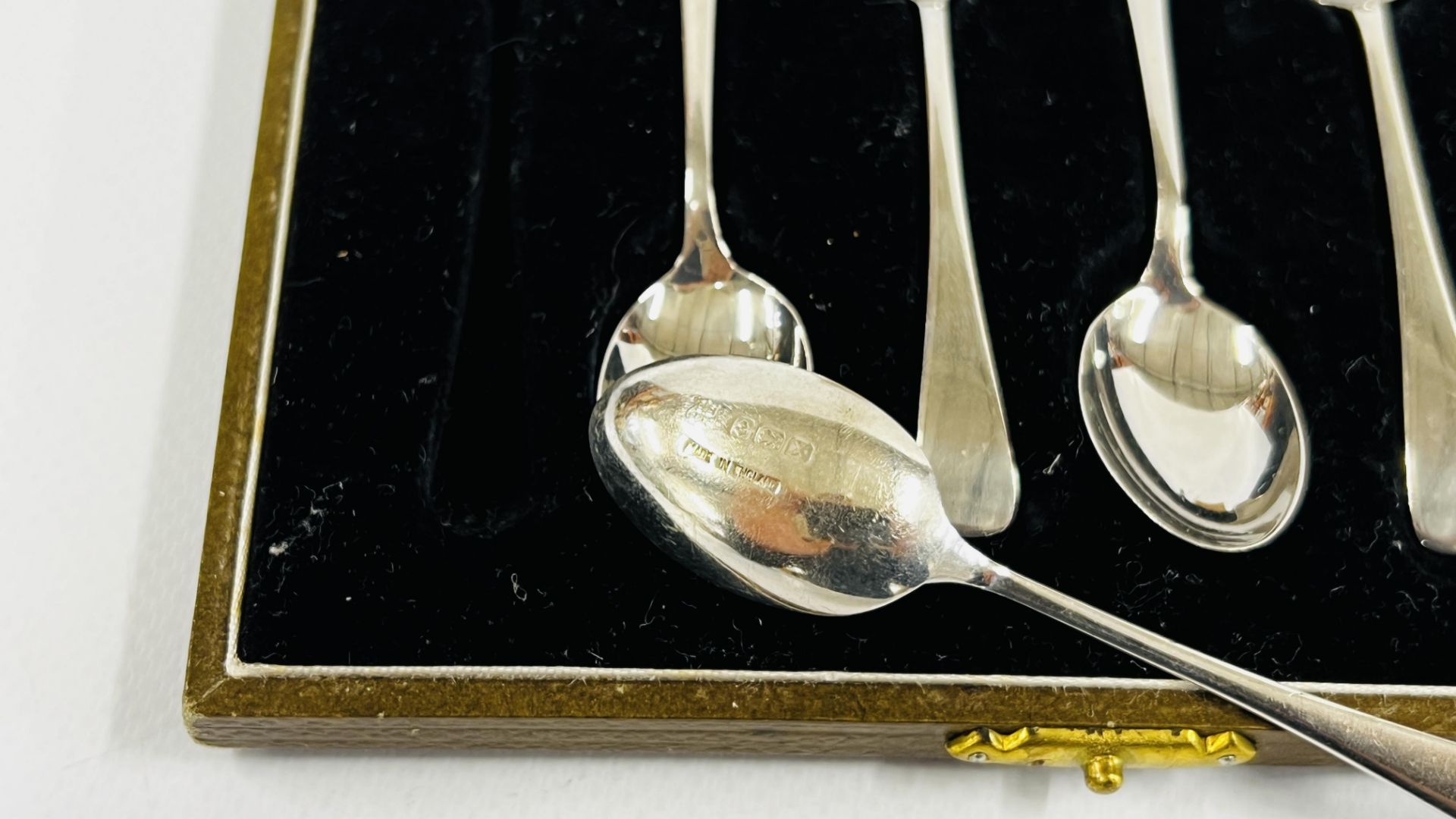 A SET OF SIX CASE SILVER EGG SPOONS ALONG WITH AN ANTIQUE SILVER FORK AND A FURTHER PICKLE FORK - Image 3 of 12