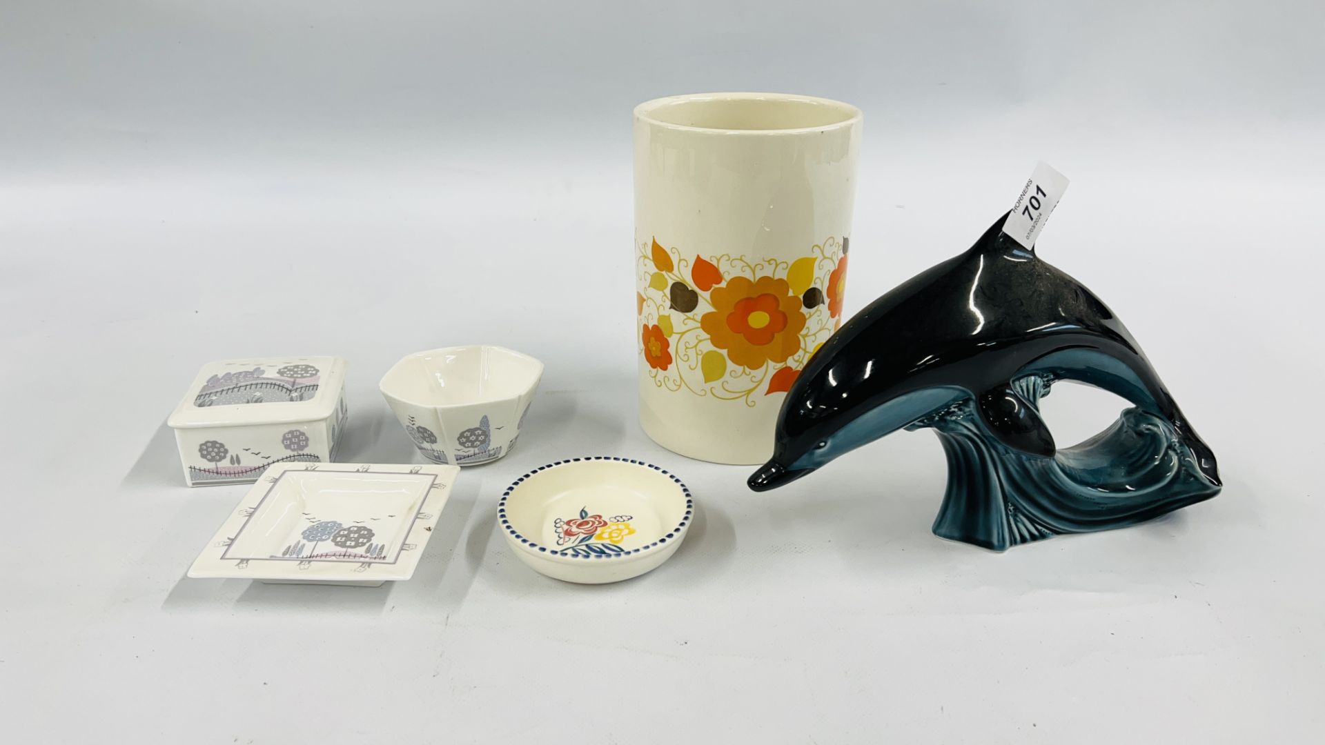 A COLLECTION OF POOLE POTTERY TO INCLUDE A DOLPHIN, 3 X PIECES OF POOLE TRELISSICK, ETC.