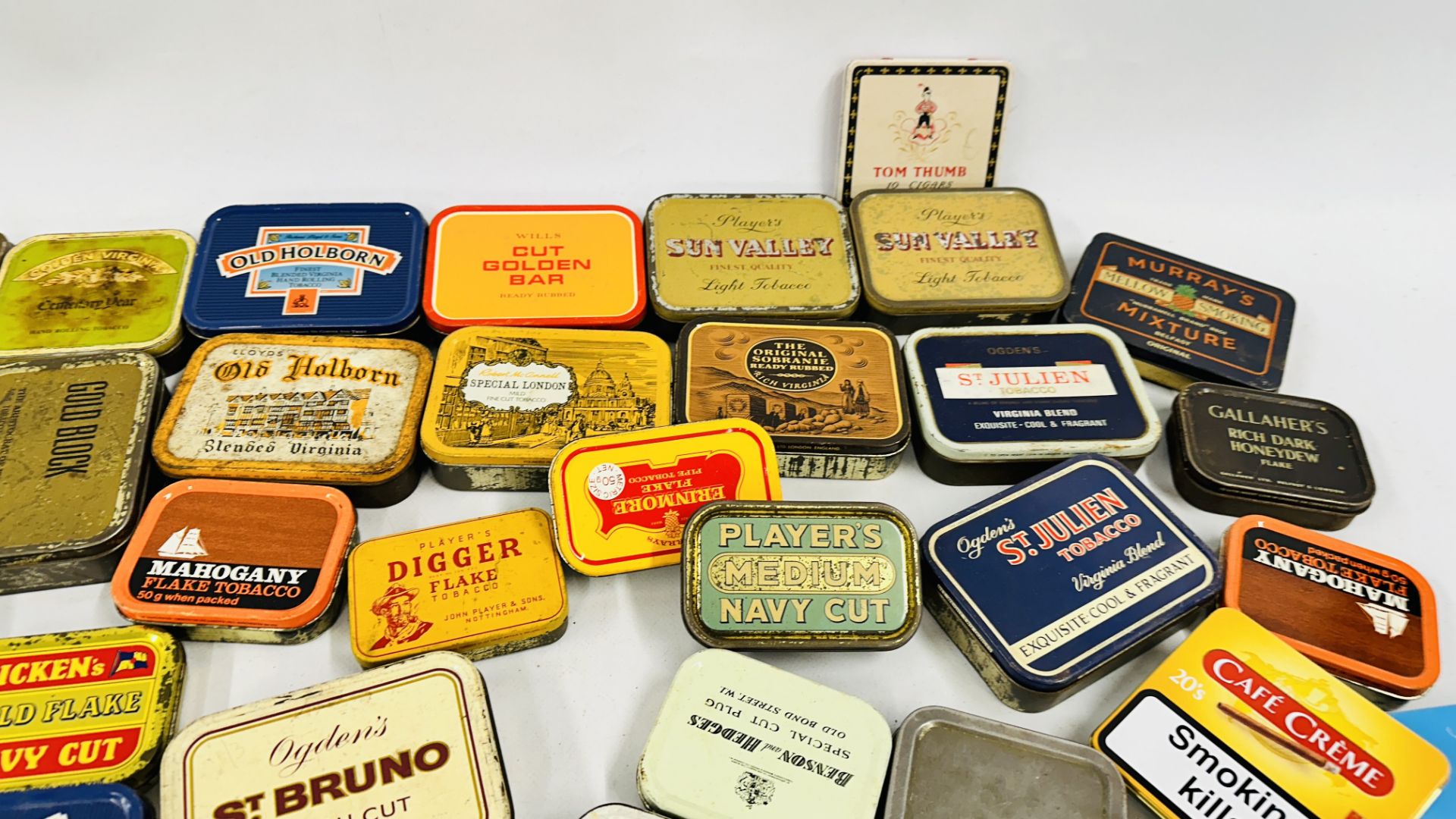 A BOX CONTAINING AN EXTENSIVE COLLECTION OF ASSORTED EMPTY VINTAGE TOBACCO TINS TO INCLUDE EXAMPLES - Image 8 of 10