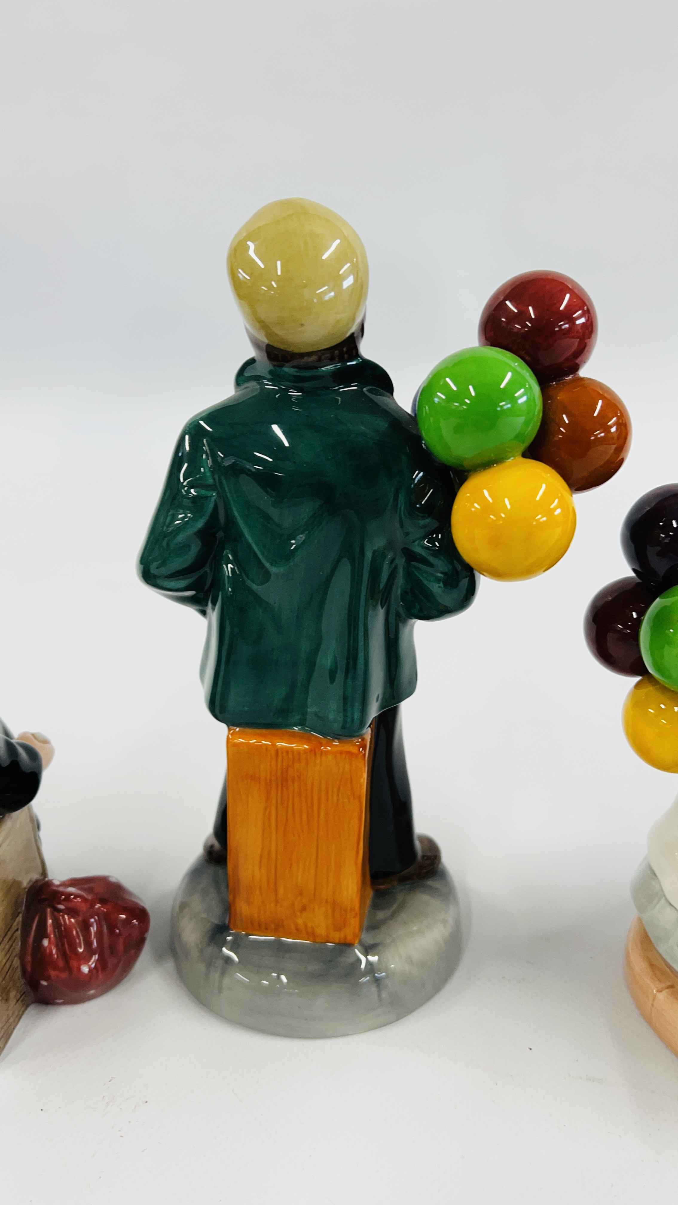 A GROUP OF 4 ROYAL DOULTON BALLOON SELLERS FIGURES INCLUDING THE BALLOON MAN, BALLOON BOY, - Image 8 of 13