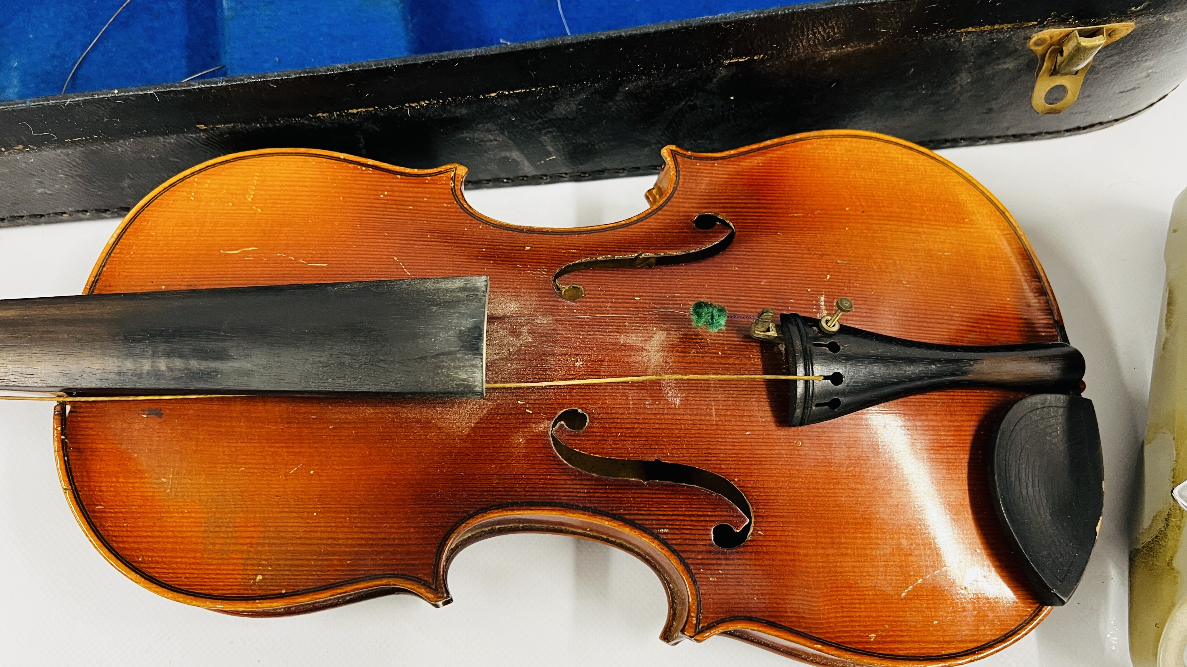 A VINTAGE VIOLIN AND BOW WITH MOTHER OF PEARL DETAIL A/F IN A RUSHWORTH AND DRAPER MUSICAL - Image 2 of 8