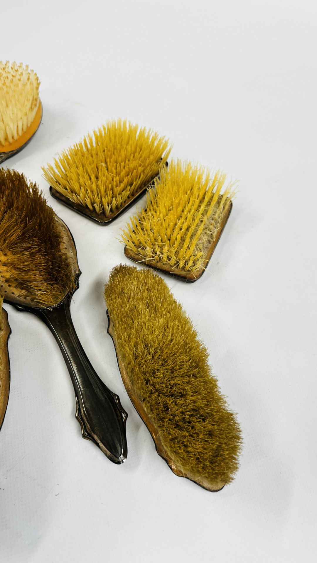 A VINTAGE 5 PIECE SILVER BACKED DRESSING TABLE BRUSH SET ALONG WITH A FURTHER PAIR OF BRUSHES & ONE - Image 12 of 12