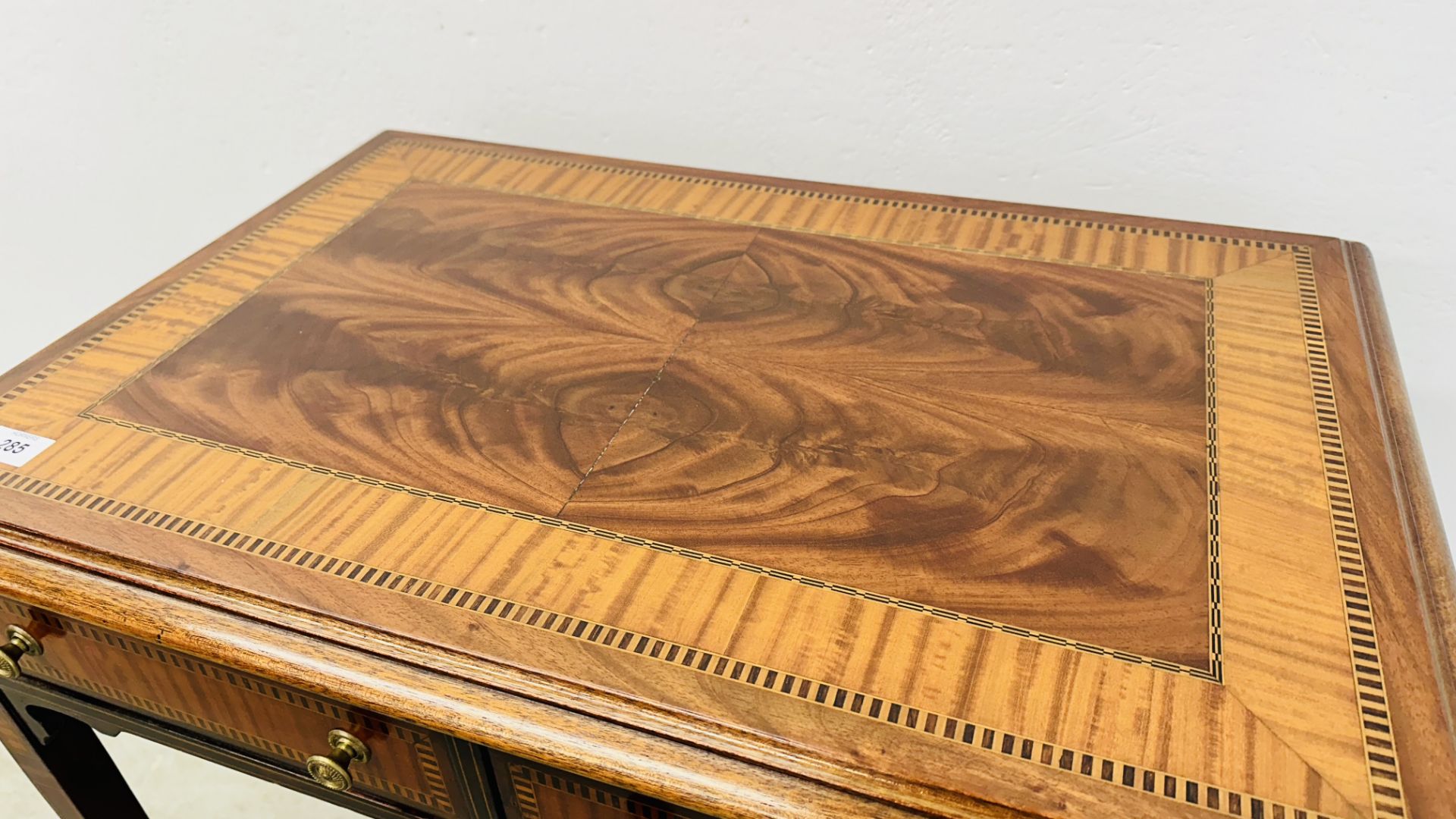 ANTIQUE MAHOGANY & INLAID 2 DRAWER WRITING TABLE WITH BRASS DETAILED HANDLES STANDING ON CASTERS, - Image 8 of 11