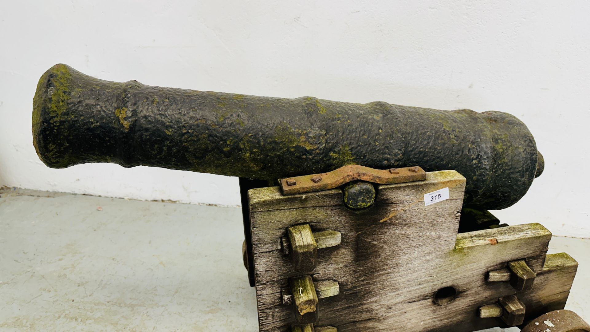 A GEORGE III CAST IRON NAVAL CANNON LENGTH 86CM ON LATER HARDWOOD STAND WITH CAST IRON WHEELS - - Image 3 of 18