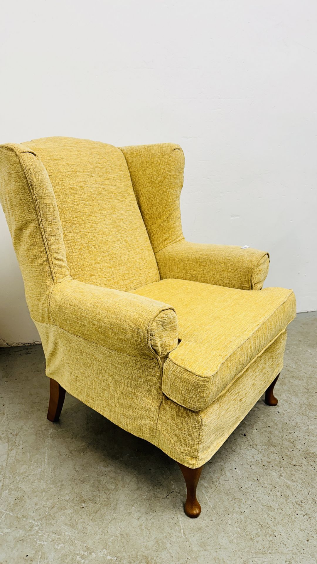 A GOOD QUALITY MODERN PRIMROSE UPHOLSTERED WINGBACK EASY CHAIR. - Bild 7 aus 11