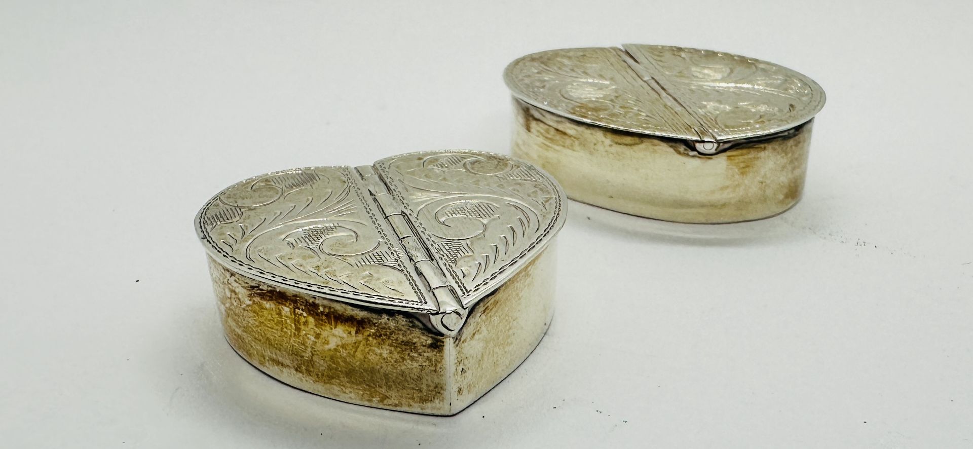 TWO MODERN SILVER ENGRAVED PILL BOXES, ONE OF OVAL FORM W 3. - Image 5 of 8