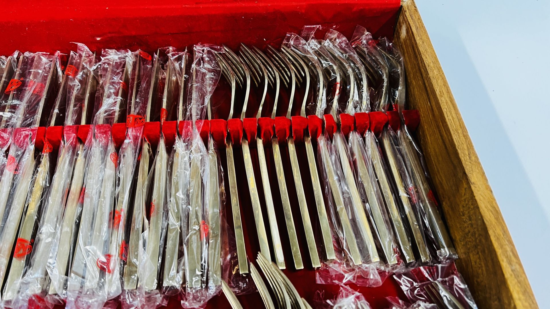 A CANTEEN OF T.B.M NICKEL BRONZE PLATED CUTLERY, APPROX 144 PIECES. - Bild 8 aus 11