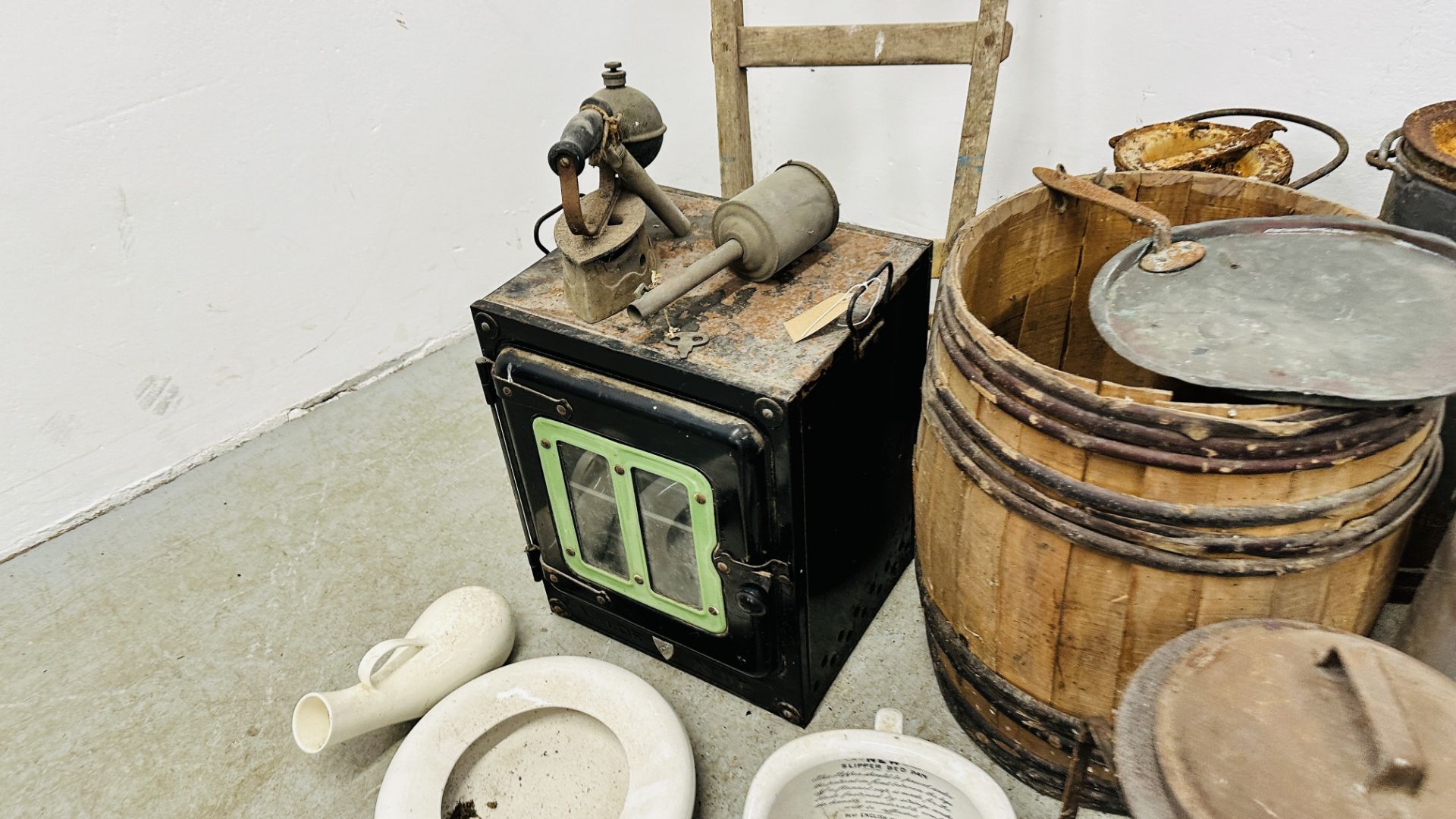 A COLLECTION OF VINTAGE BYGONES TO INCLUDE SACK BARROW, WILLOW BOUND BARREL, VALOR No112 FIELD OVEN, - Image 9 of 16