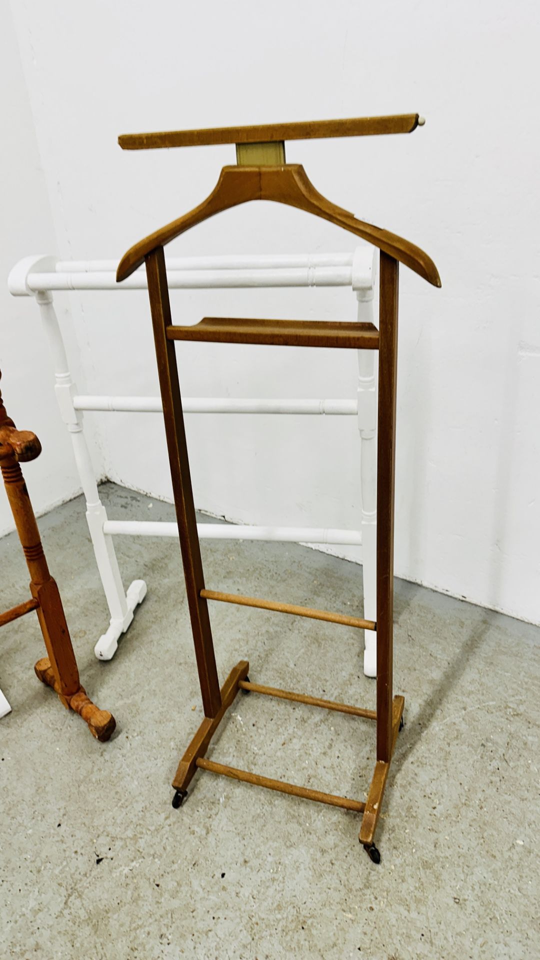 2 X PAINTED TOWEL RAILS & ONE OTHER ALONG WITH A VINTAGE CLOTHES VALET. - Bild 2 aus 5
