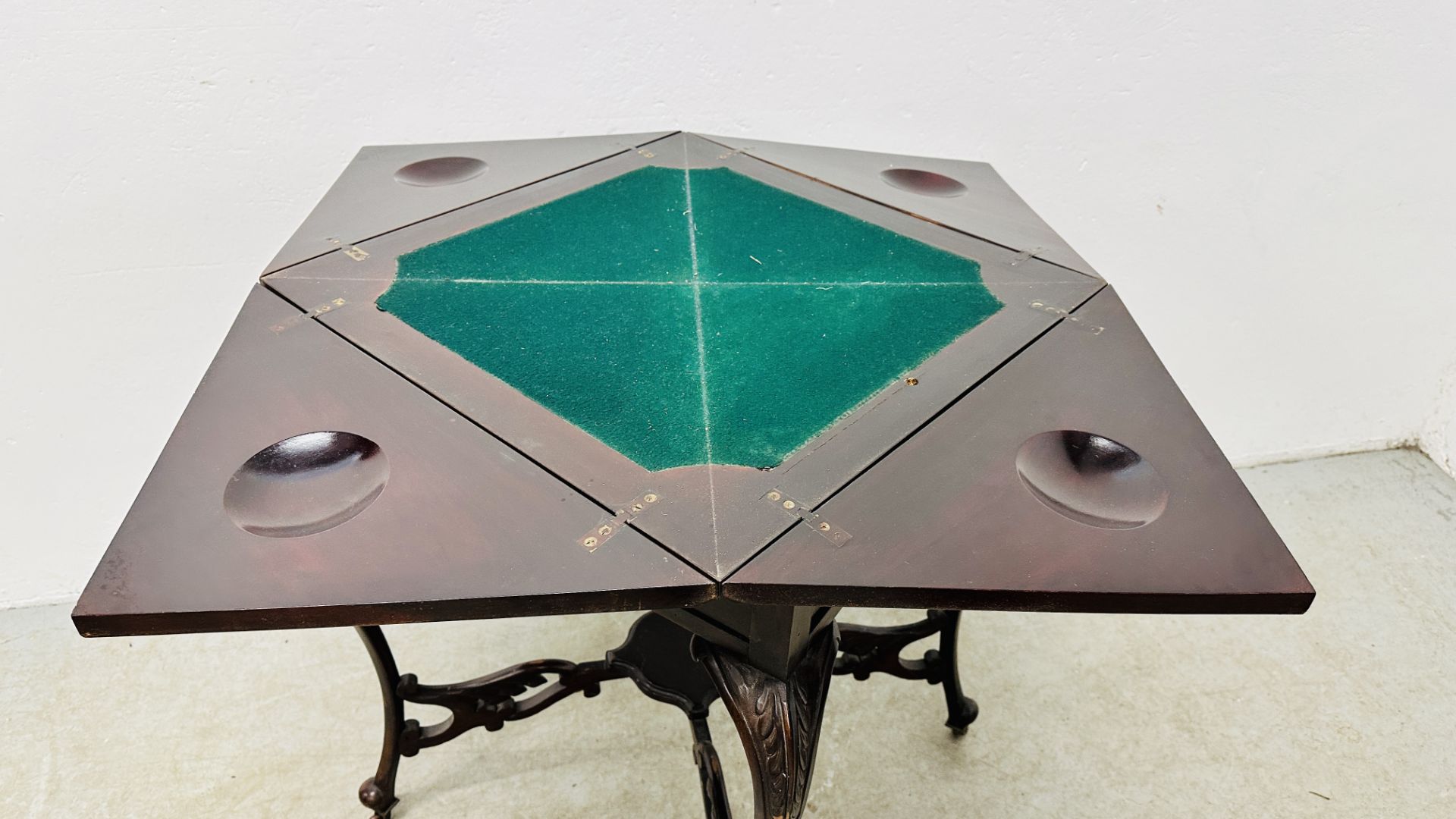 VICTORIAN MAHOGANY SINGLE DRAWER ENVELOPE GAMING TABLE WITH INSET GREEN BAIZE. - Bild 7 aus 9