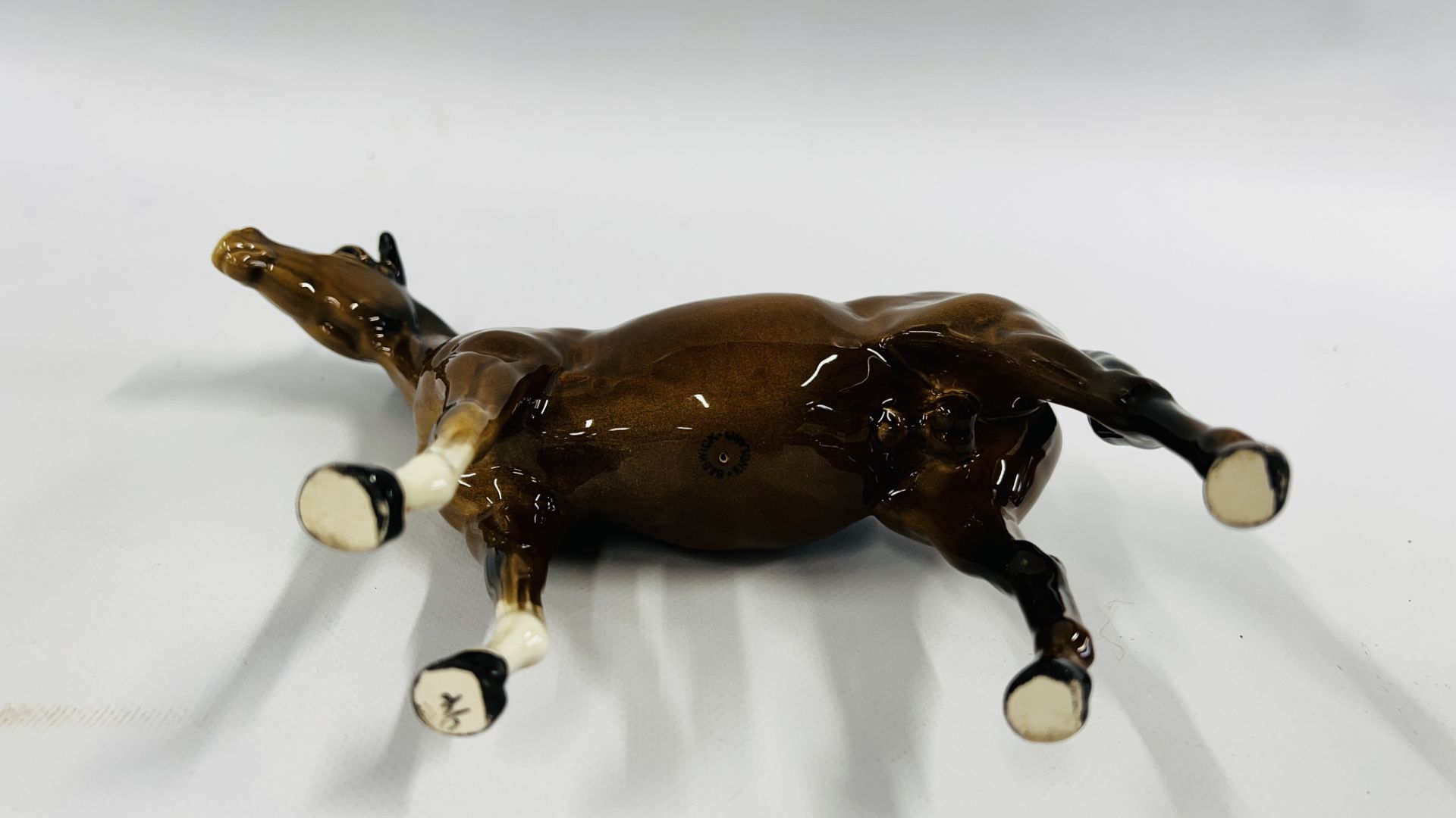 THREE BESWICK CHESTNUT HORSE ORNAMENTS AND FOAL. - Image 11 of 11