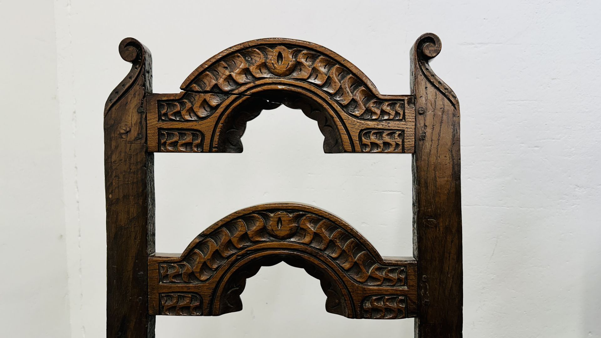 A PAIR OF 17TH CENTURY JOINED OAK CHAIRS. - Bild 15 aus 26