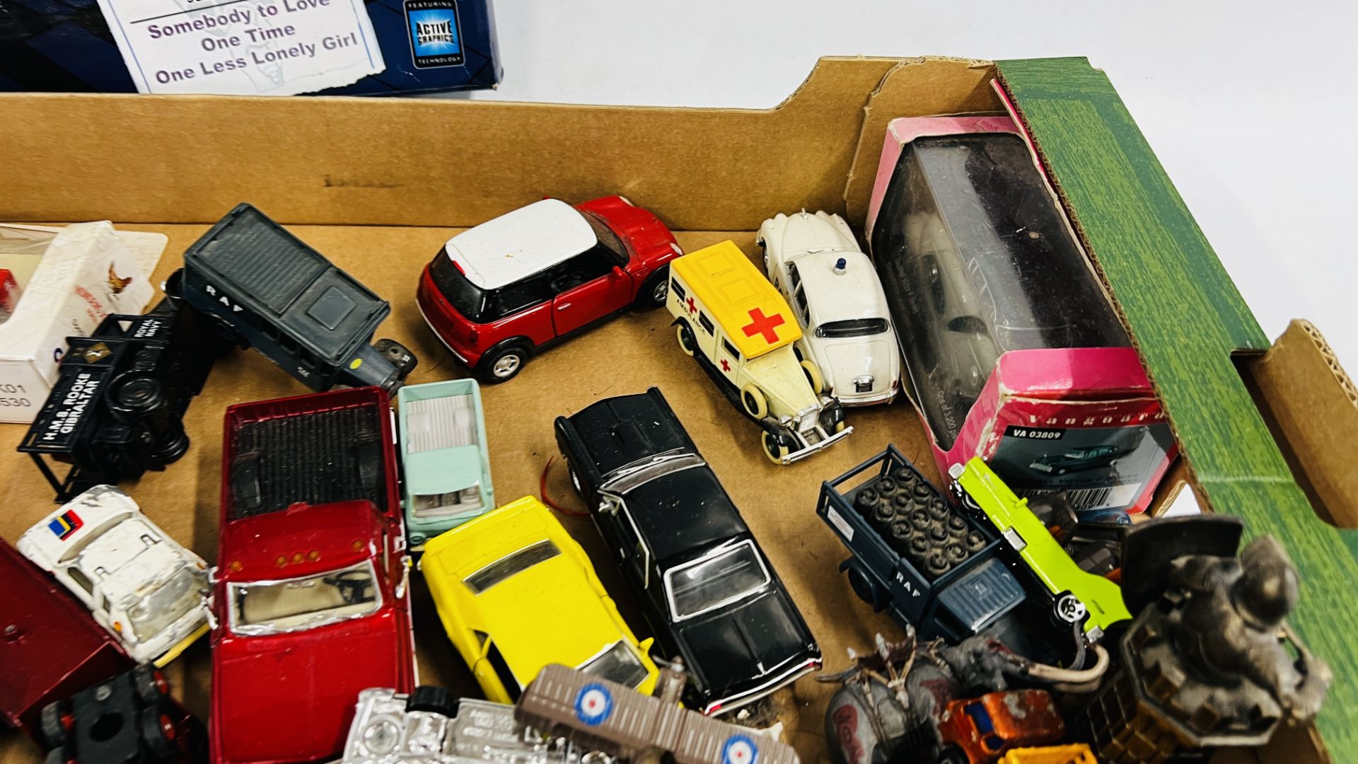 COLLECTION OF VINTAGE MODEL VEHICLES INCLUDING DIE CAST + SMALL QUANTITY MODEL FIGURES + QUANTITY - Image 10 of 13