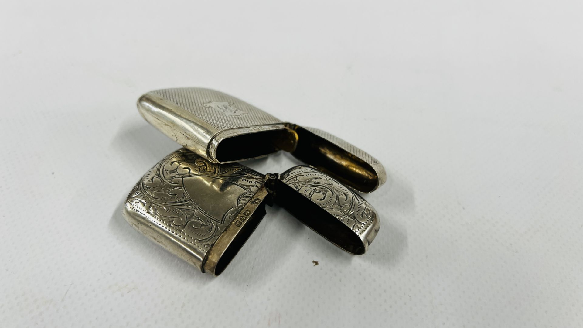 A GROUP OF THREE SILVER MATCHBOX STRIKERS TO INCLUDE ENGRAVED AND ENGINE TURNED EXAMPLES. - Image 8 of 8