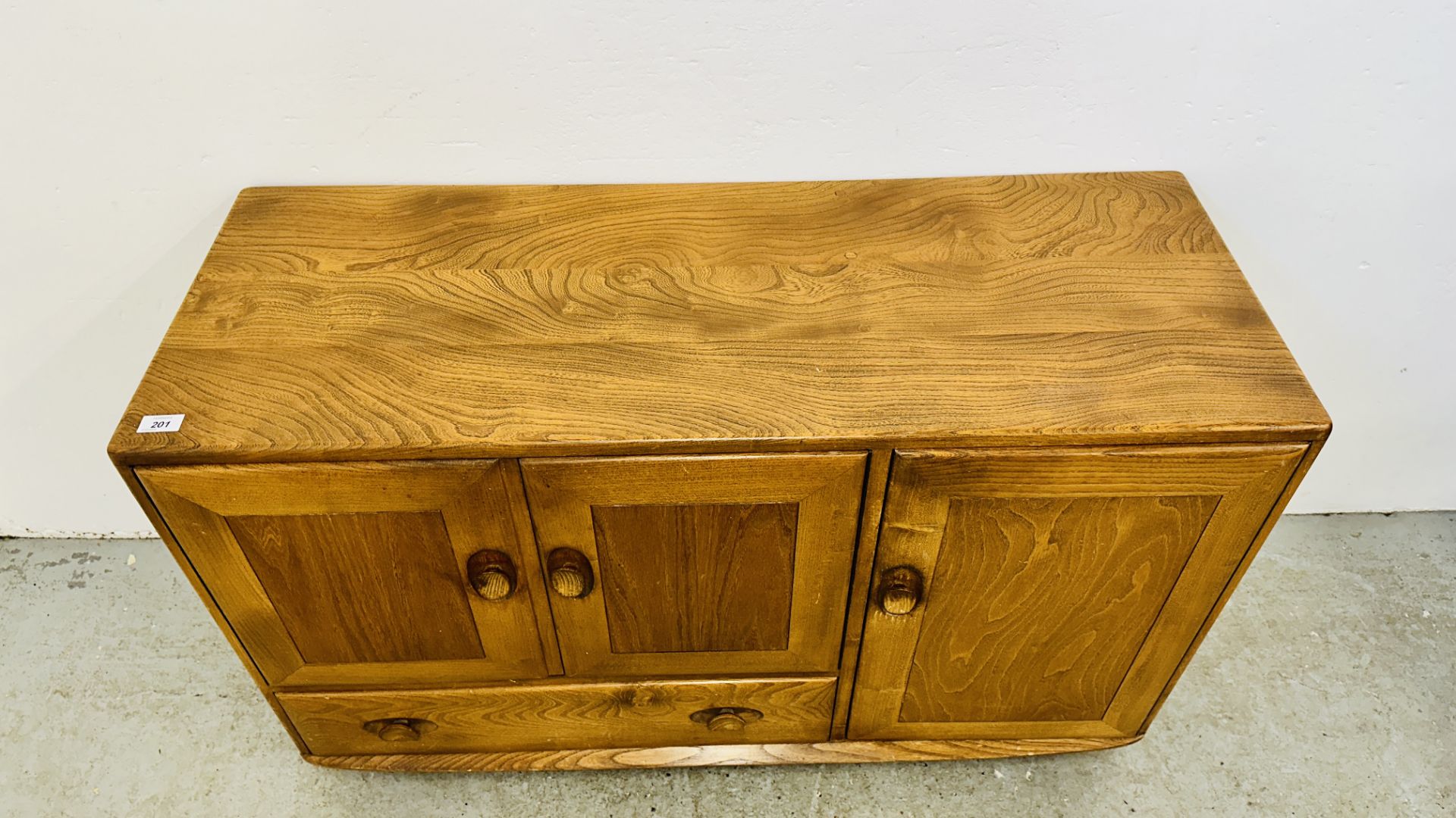 ERCOL WINDSOR SIDEBOARD COMPRISING OF 2 DOOR CUPBOARD ABOVE SINGLE DRAWER AND SINGLE CUPBOARD TO - Image 2 of 11