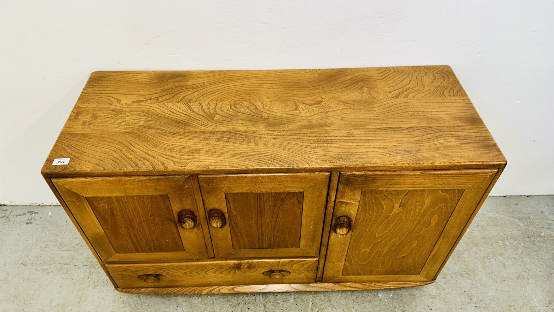 ERCOL WINDSOR SIDEBOARD COMPRISING OF 2 DOOR CUPBOARD ABOVE SINGLE DRAWER AND SINGLE CUPBOARD TO - Bild 2 aus 11