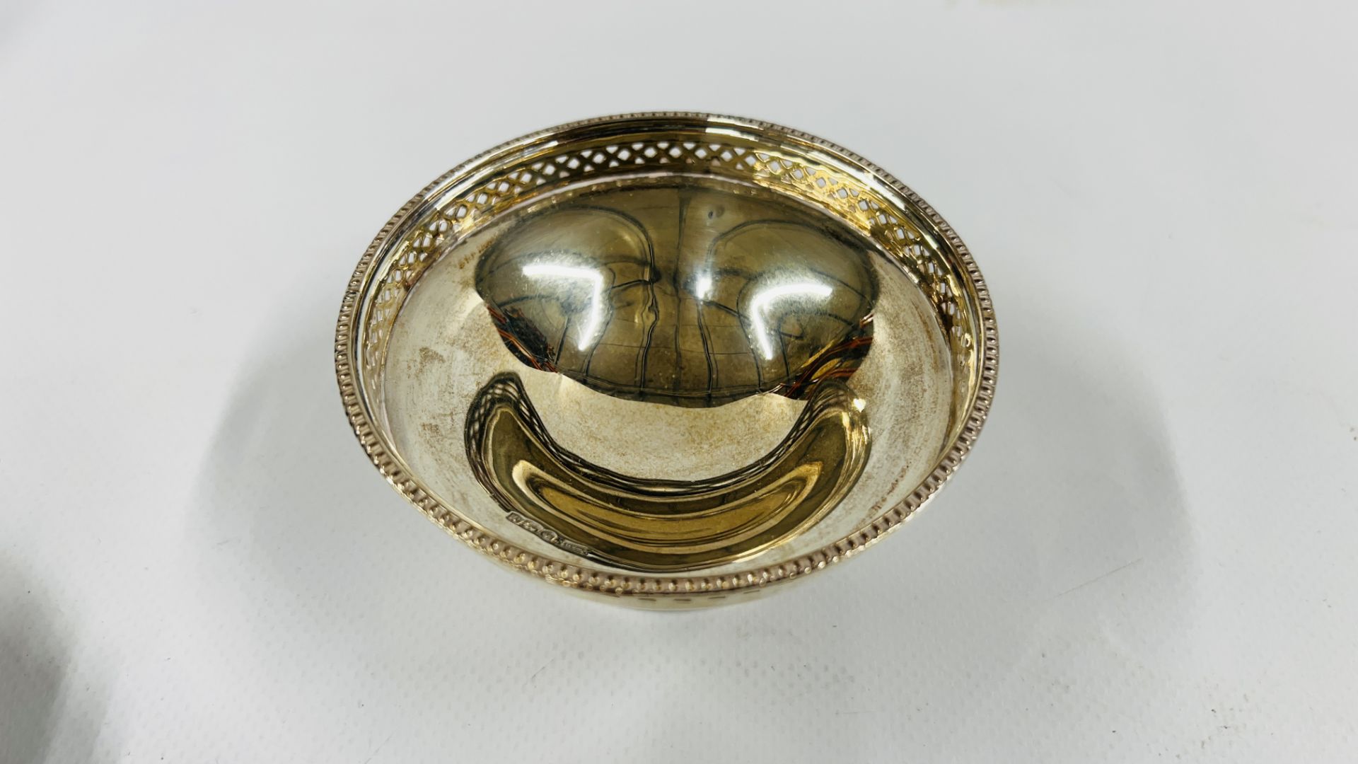 A SILVER PIERCED BONBON DISH, SHEFFIELD ASSAY BY WALKER & HALL H 3. - Image 3 of 10