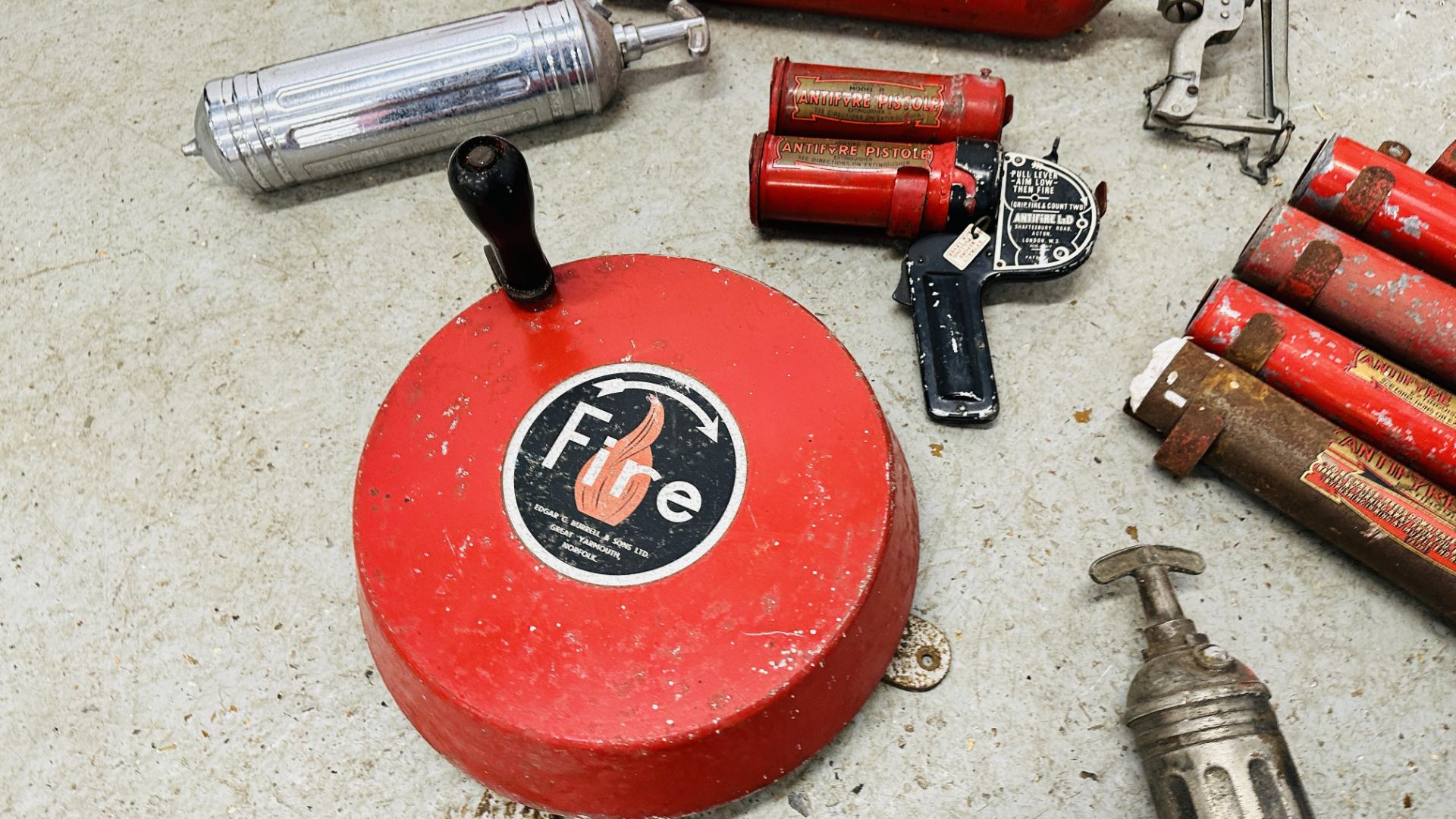 COLLECTION OF ASSORTED VINTAGE FIRE EXTINGUISHERS TO INCLUDE GOVERNMENT ISSUED ALONG WITH A VINTAGE - Image 9 of 16