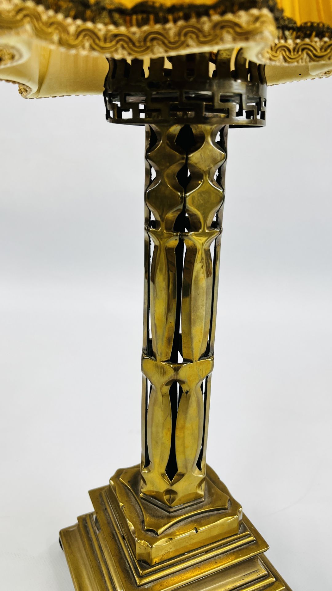 A VICTORIAN GOTHIC BRASS TABLE LAMP H 57CM - SOLD AS SEEN. - Image 5 of 8
