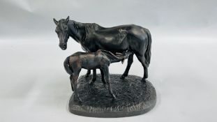 A FOUNDRY CAST IRON SCULPTURE DEPICTING A MARE AND FOAL, MARKED KACNH 1970 - L 32CM X H 30CM.