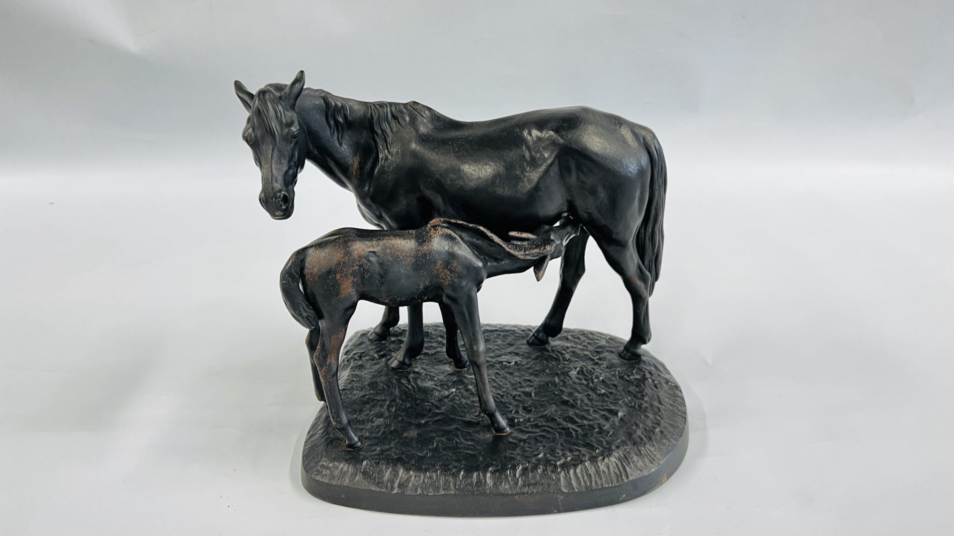 A FOUNDRY CAST IRON SCULPTURE DEPICTING A MARE AND FOAL, MARKED KACNH 1970 - L 32CM X H 30CM.