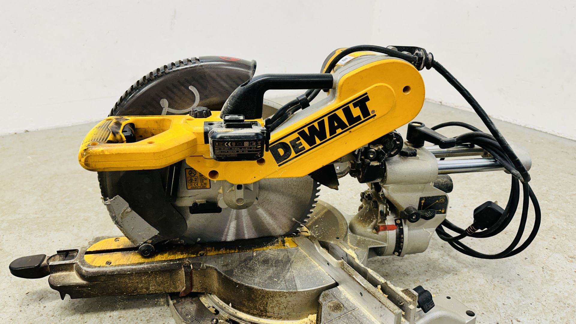 DE WALT SLIDING COMPOUND MITRE SAW MODEL DW718XPS 240 VOLT - SOLD AS SEEN. - Image 2 of 8