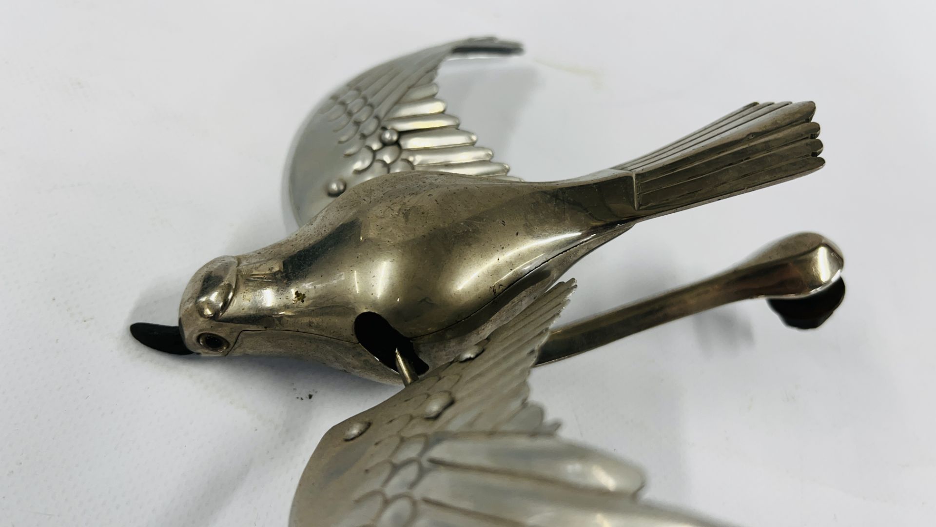 AN UNUSUAL VINTAGE FLAPPING WING BIRD CAR MASCOT (OVERALL WING SPAN 24CM). - Bild 2 aus 6