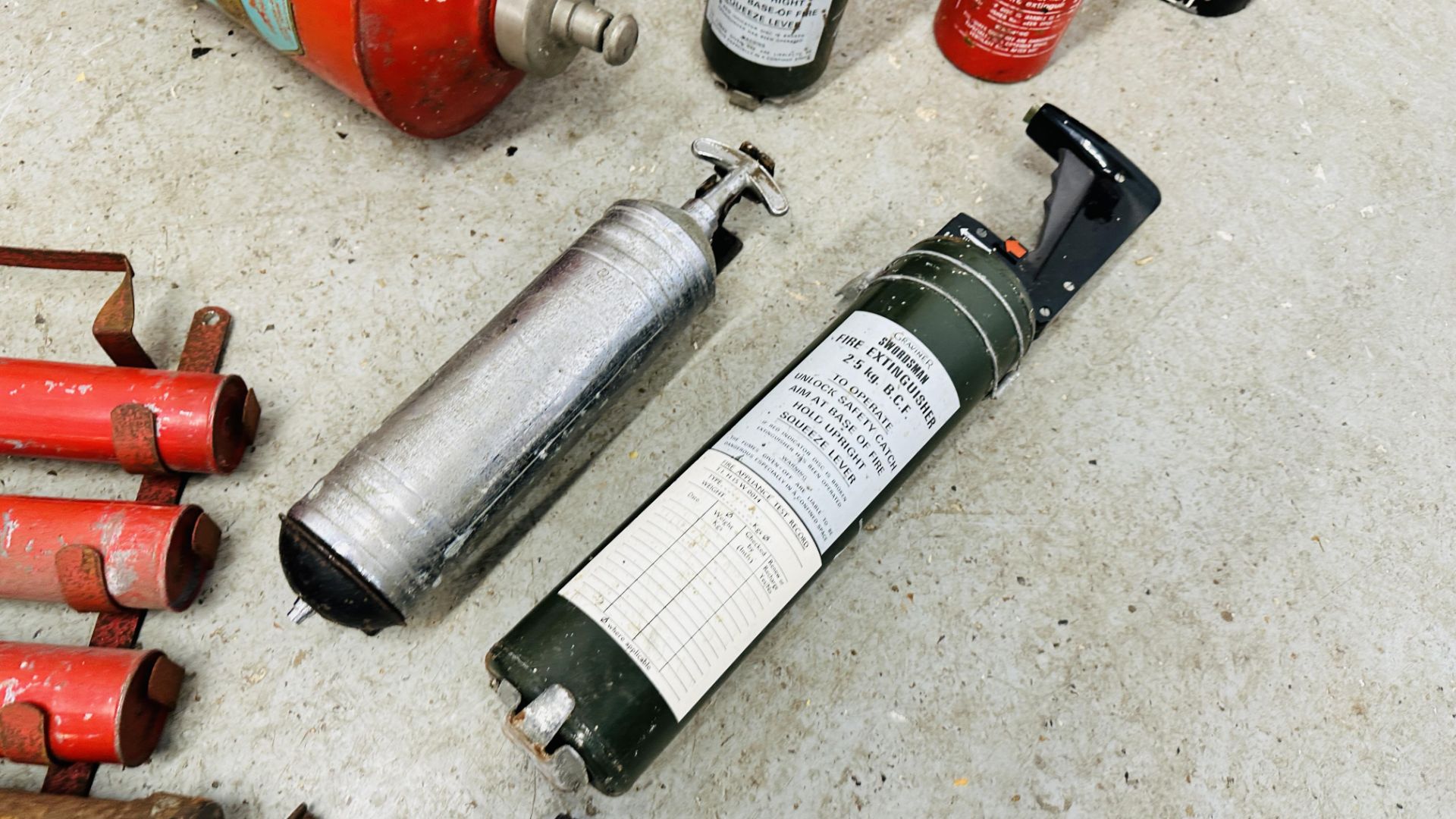 COLLECTION OF ASSORTED VINTAGE FIRE EXTINGUISHERS TO INCLUDE GOVERNMENT ISSUED ALONG WITH A VINTAGE - Image 7 of 16