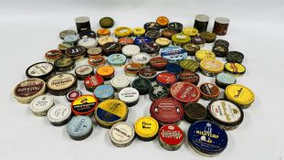 A BOX CONTAINING AN EXTENSIVE COLLECTION OF ASSORTED EMPTY VINTAGE ROUND TOBACCO TINS TO INCLUDE