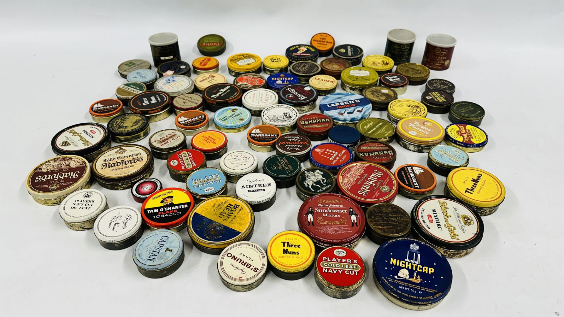 A BOX CONTAINING AN EXTENSIVE COLLECTION OF ASSORTED EMPTY VINTAGE ROUND TOBACCO TINS TO INCLUDE